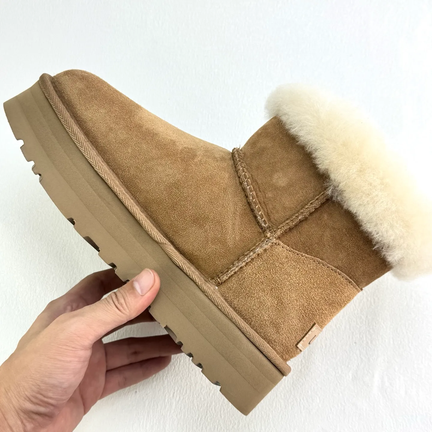 Pick up locally 💰480 The core recommendation is good price. The platform’s foreign trade is exclusive to UGG Classic Short II horn buckle women’s snow boots 1118816 Produced by the ten-year-old brand shoemaking factory production line. Pay attention to every detail. Longfeng A-grade genuine sheep fur is integrated. Completely built in accordance with the ZP process. Size: 35 36 37 38 39 40